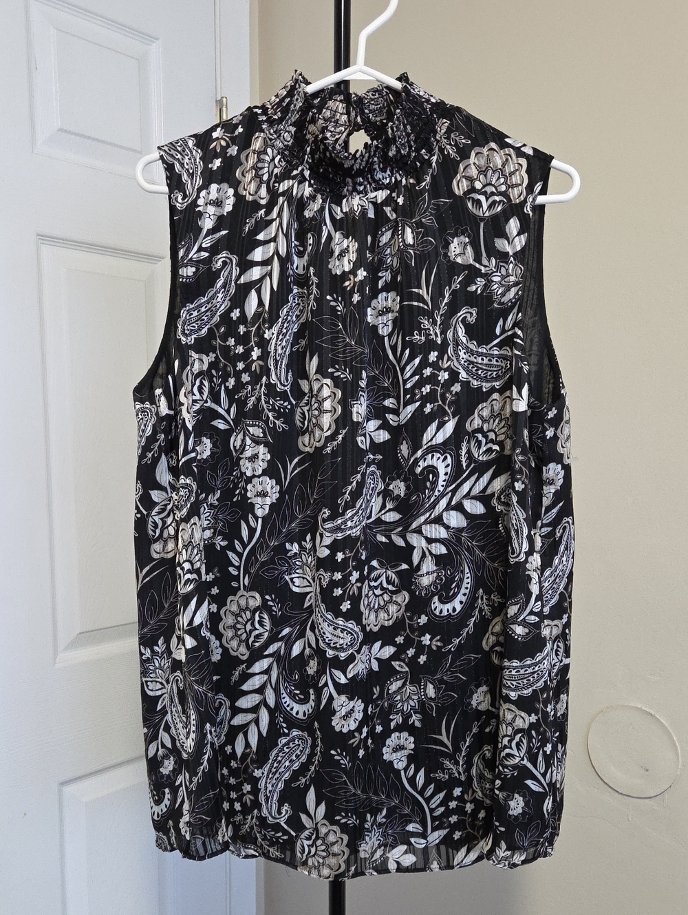 Laura Black & White Paisley Mock Neck Sleeveless Camisole